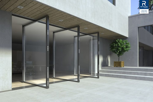 Drzwi pivotowe w nowoczesnym budynku